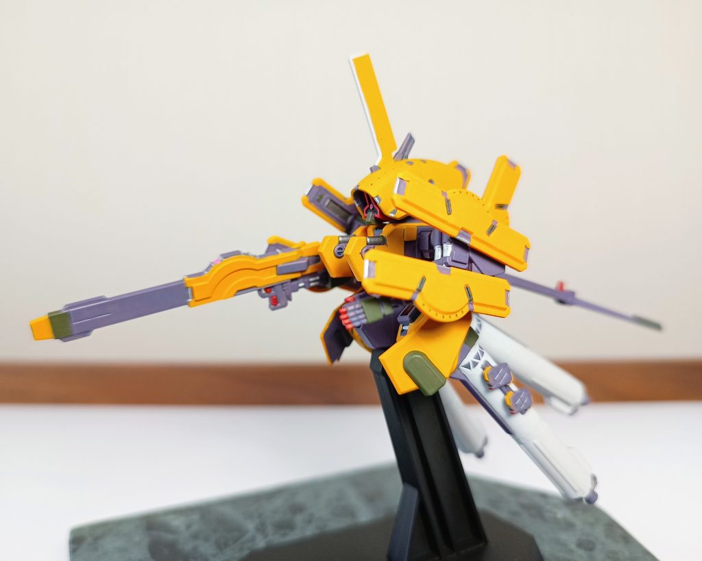 横から。ライフルも足タンクも長くって試作機らしい異形のシルエット。