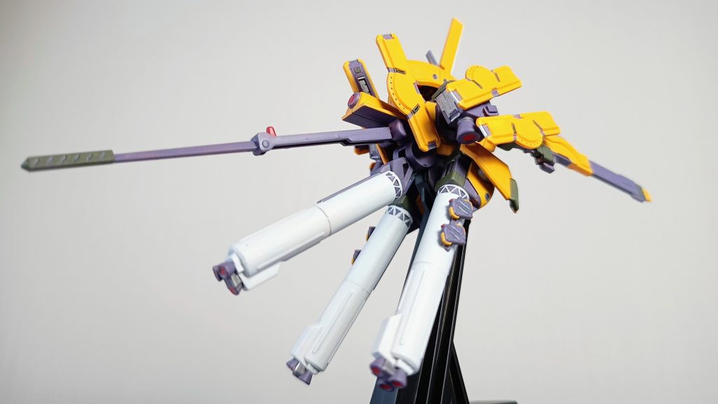 バックショットを煽りで。この角度だとぜんぜん人型に見えませんね。ゴテゴテ兵器感あってかっこいい。