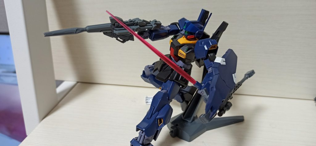 ビームマグナムを装備。ケンプファーも逃げ出しそうな火力 。