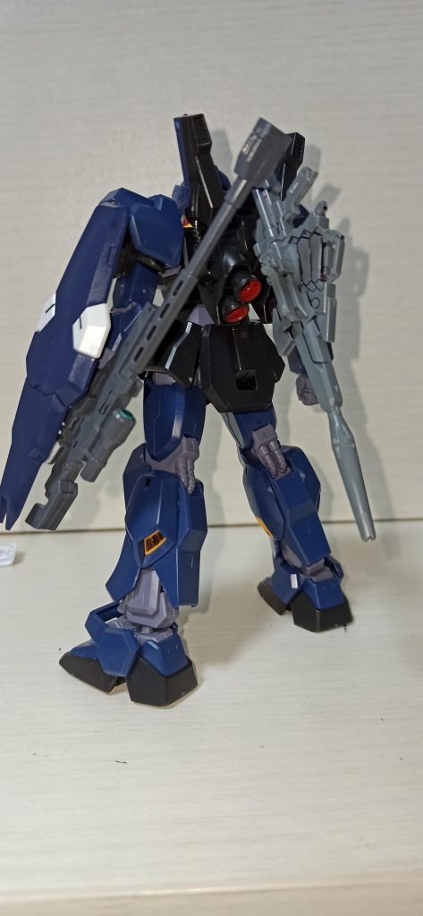 シールドはアルケインのものにライフルをマウントできるように改造してます。