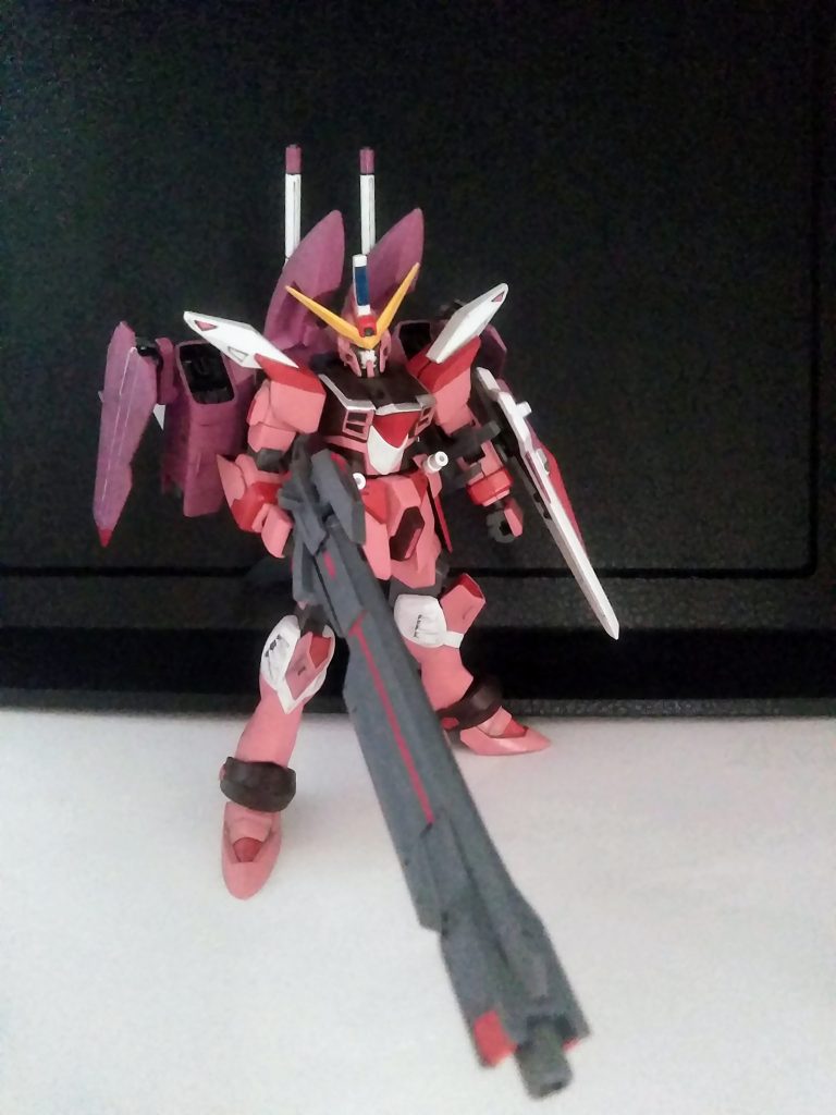 またも登場『ジャスティスくん』ですが、以前の投稿の子とは別人です。中古屋さんでのジャンク状態から、リビルドしました。『ビルドウェポンセット(名前忘れた)GN ロングライフル(で、よろしいでしょうか？)』装備！