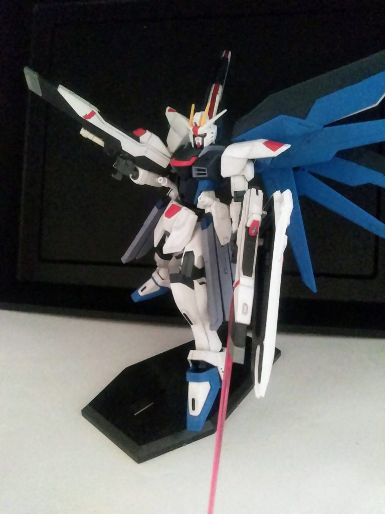 旧HGよりスタイリッシュに！(当たり前か) 身長も伸びました。自分『バイヨネット』大好きなので、サーベル発振可能