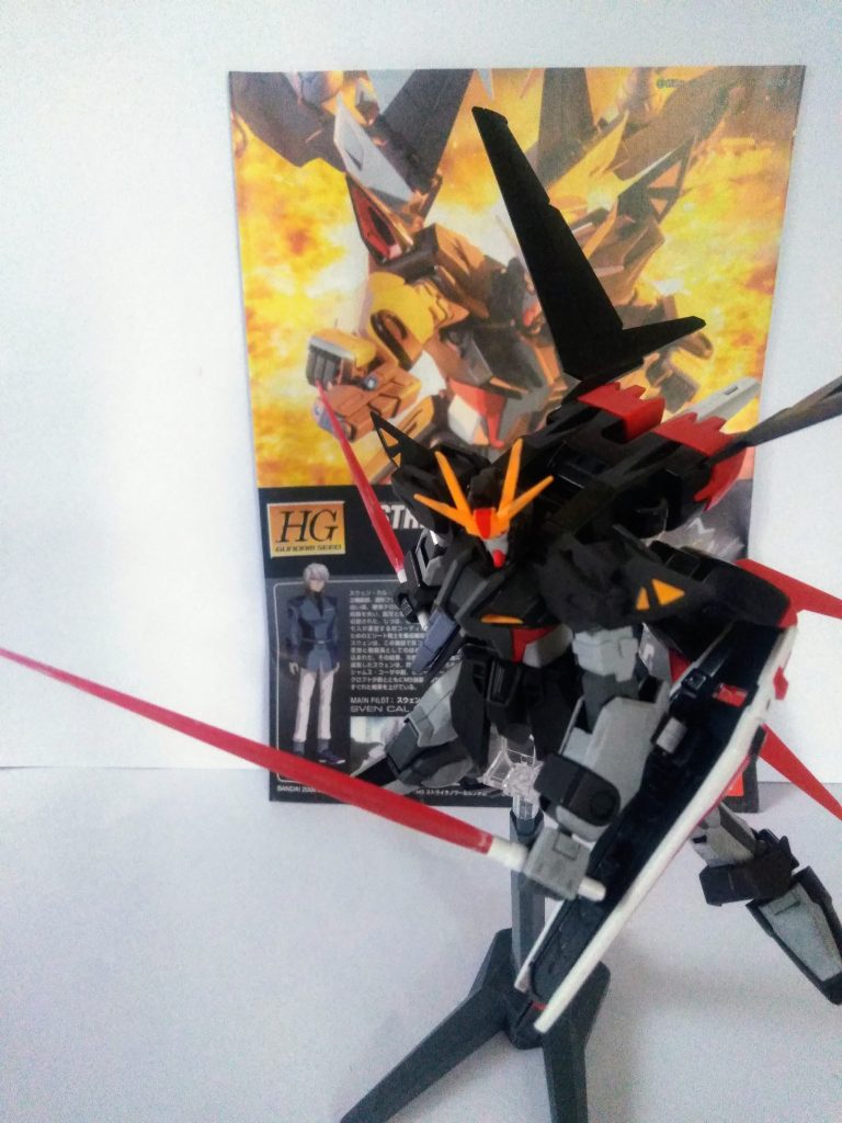 『ストライク』だけど、新規金型。アクションを考慮した関節構造となっています。『Bサーベル抜刀 2 刀流 』