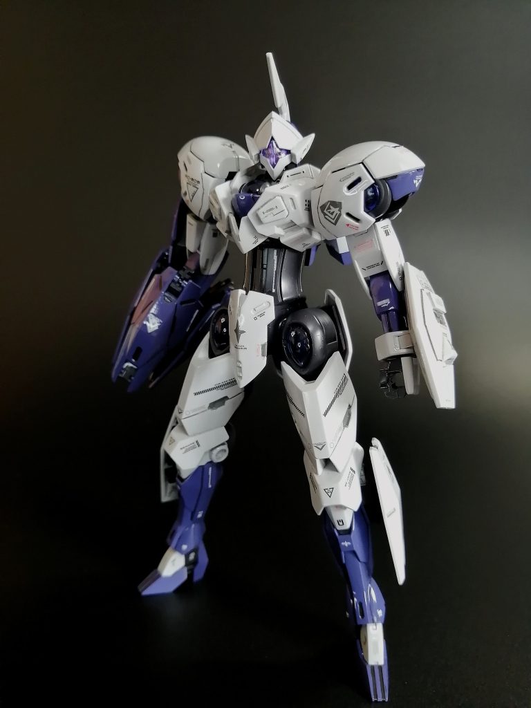 正面のアップです。カラーリングは説明書を参考にしながら自分がカッコいいと思った色で塗装しています!また顔以外のコックピット等のクリアーパーツはクリアーブルーを吹き付けてあえて暗くしてみました!