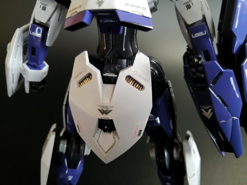 改造ポイント①リアスカートの○モールドを開けた後に裏側から虫ピンを刻んだ棒を並べて貼り付けることで金属感のあるディテールを作りました!