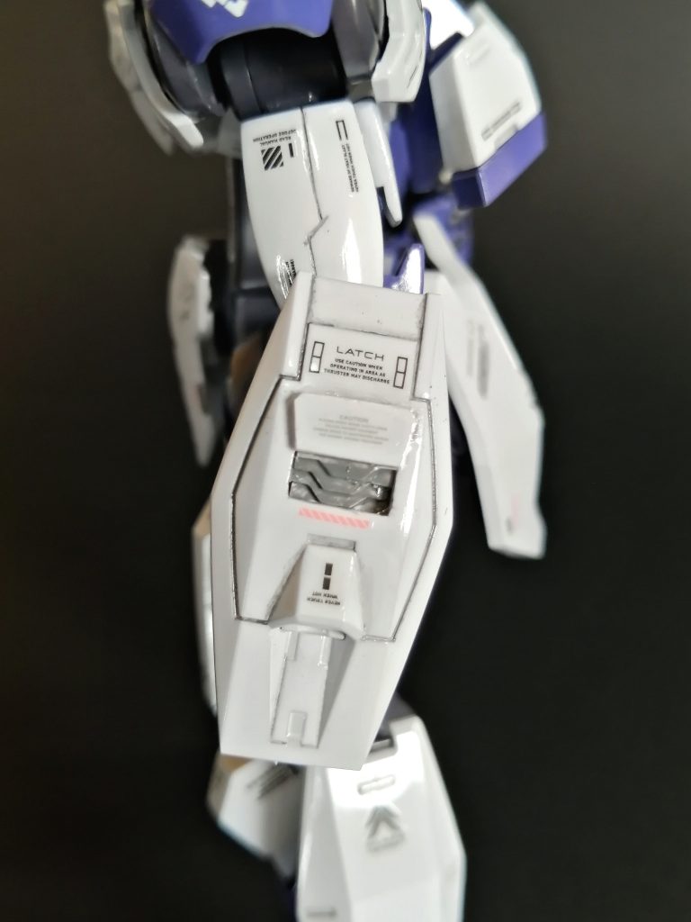 改造ポイント②左腕に装備されたシールドの中央を開口し、ディテールパンチでこしらえたプラ板で排気口をイメージしたディテールを作りました!