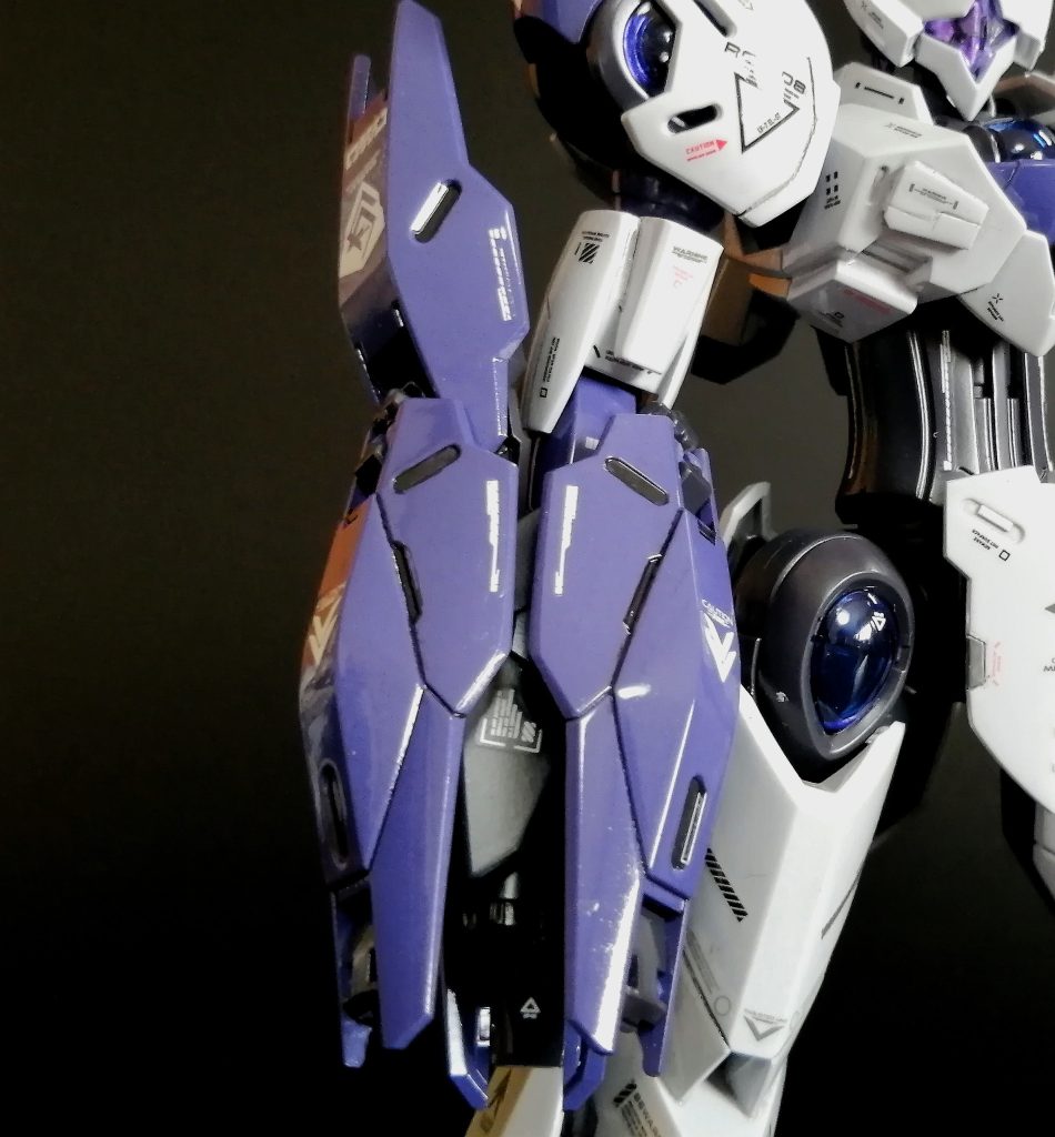 改造ポイント③右腕はビームブレイサーを装備しているぶん左腕よりもボリュームが多いので、腕の軸をランナーで長くし、ビルダーズパーツ・MSスパイクのパーツでカバーして、腕のパーツにジャンクパーツを追加し、より大きくしてアンバランスさを強めてみました!