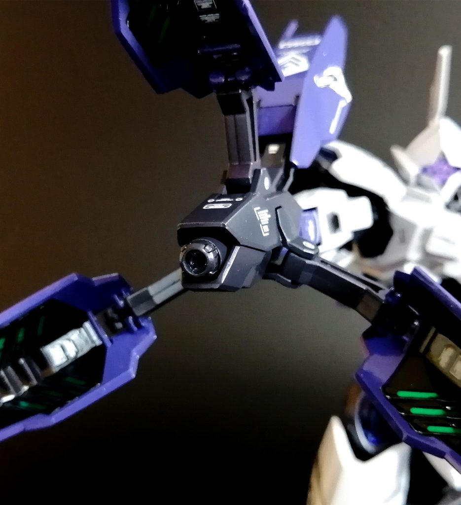 改造ポイント④55ビームブレイサーの銃口にはビルダーズパーツのMSサイトレンズを貼り付けてディテールアップを狙っています!