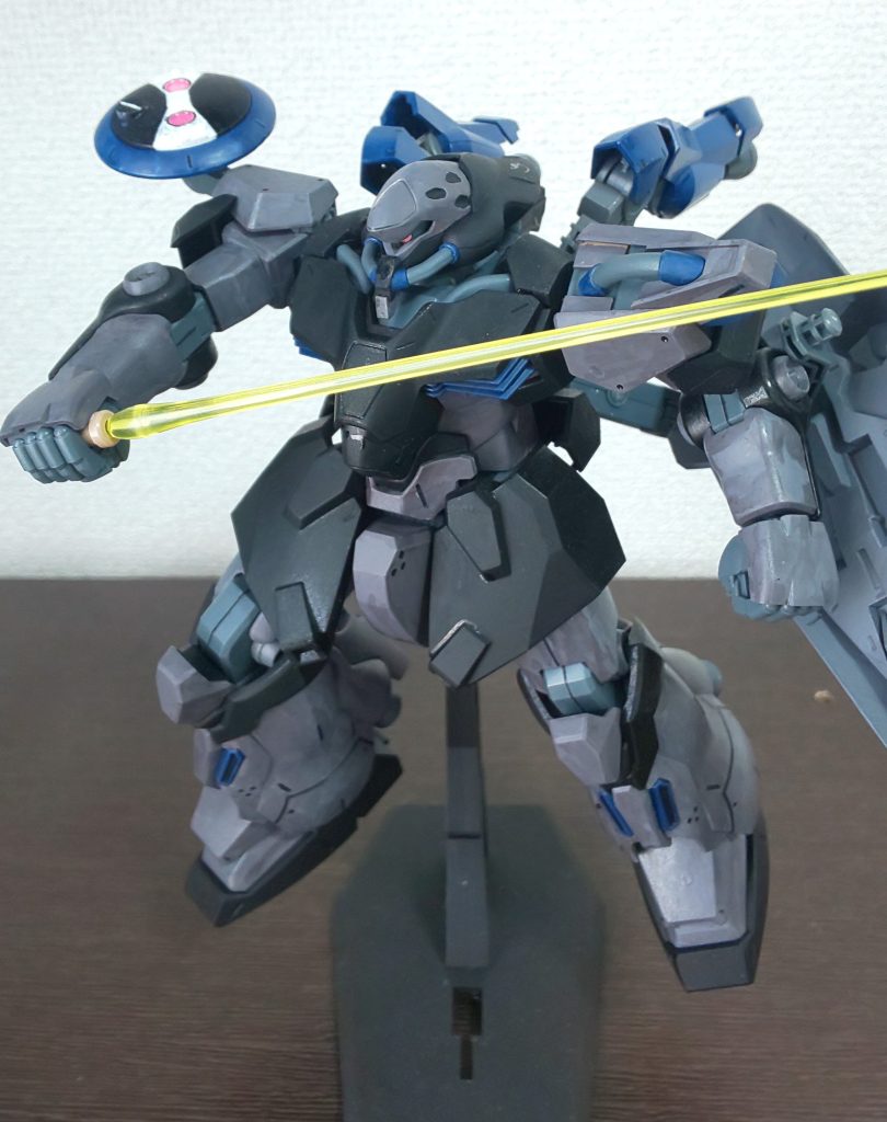 シールドの裏に2本装備されているビームサーベル。これも一般機と変わりません。