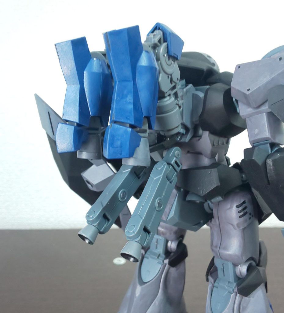 格納されている時はアームをたたみます。バックパックはHGグレイズの下半身をベースにジャンクパーツを組み合わせて作りました。クロスボーンガンダムみたいで気に入っています。