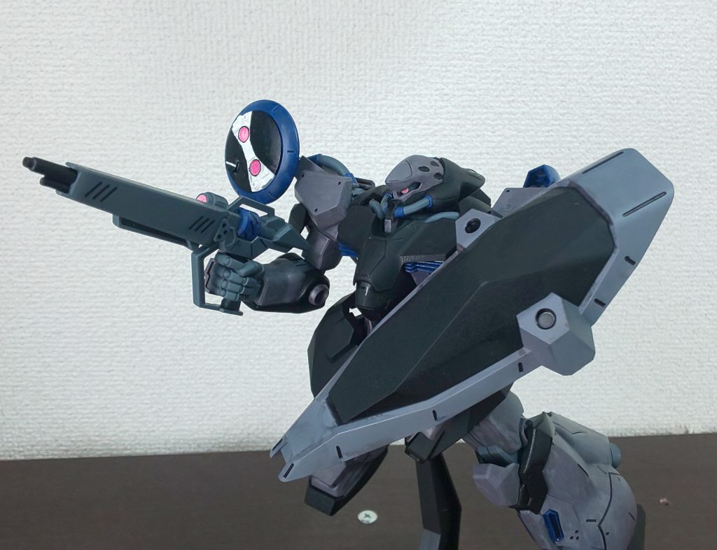 適当に何枚かアクションポーズを。ポージングのために触っていると塗装がハゲそうで怖いです。