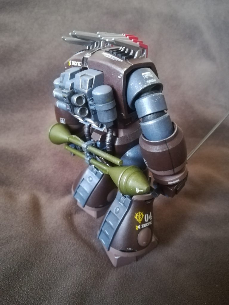 バックショット。背中から出てるパイプのせいで腰が動かない…