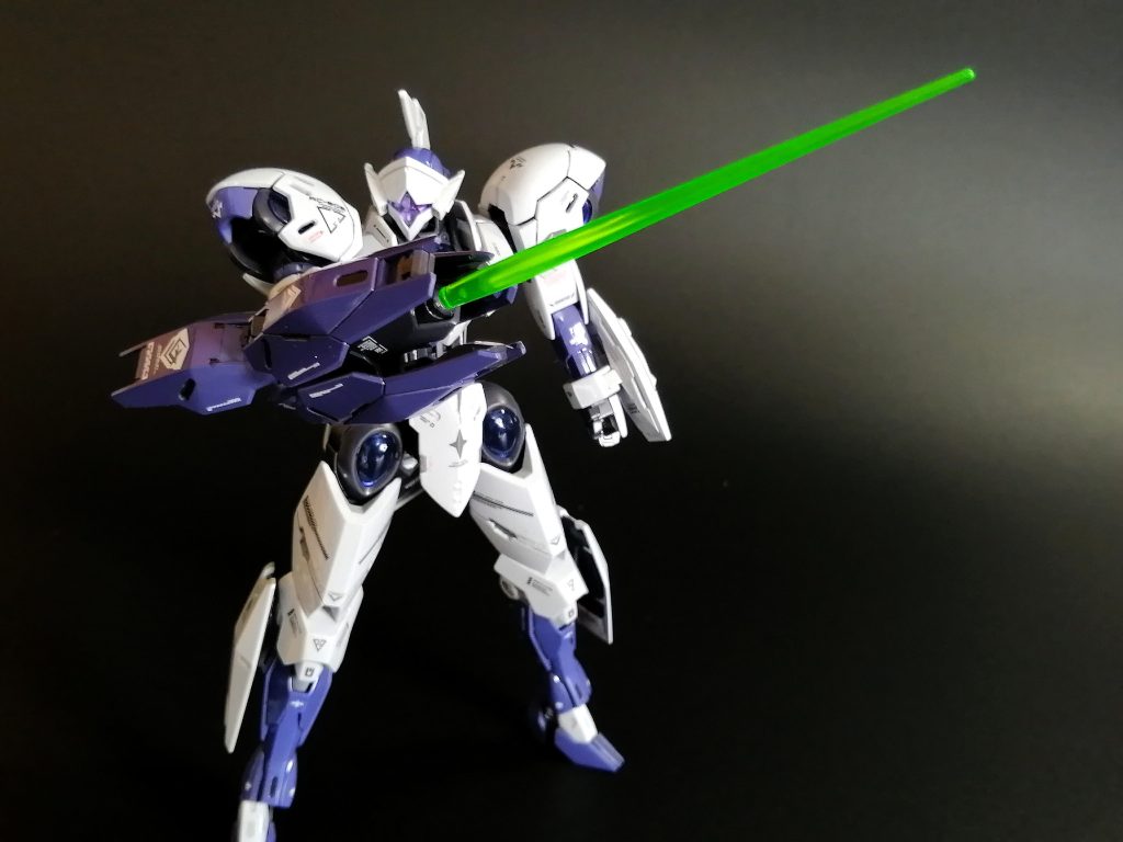 改造ポイント⑤ビールサーベルの軸と同じ経の穴を開口しているので、キットと同様にビームサーベルを展開できます!ビームサーベルの刃はクリアーを吹き付けています!