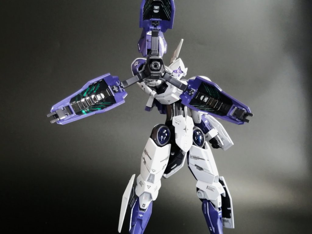 ビームブレイサーの裏側は部分塗りで黒を敷いた上からキット付属のシールを貼り付けています。中々良い発光でお気に入りポイントです!