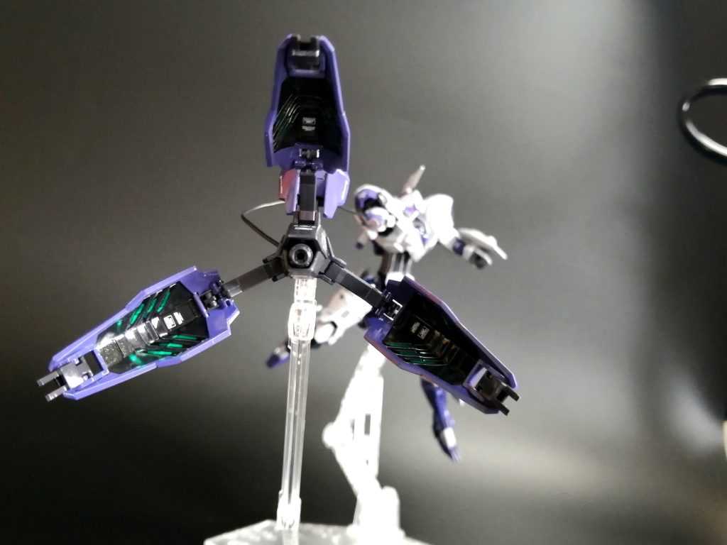 いくつかポージングを乗せます!アクションベースとキット付属の土台を組み合わせることで箱絵の様な迫力のあるビームブレイサー射出の瞬間をディスプレイできます!