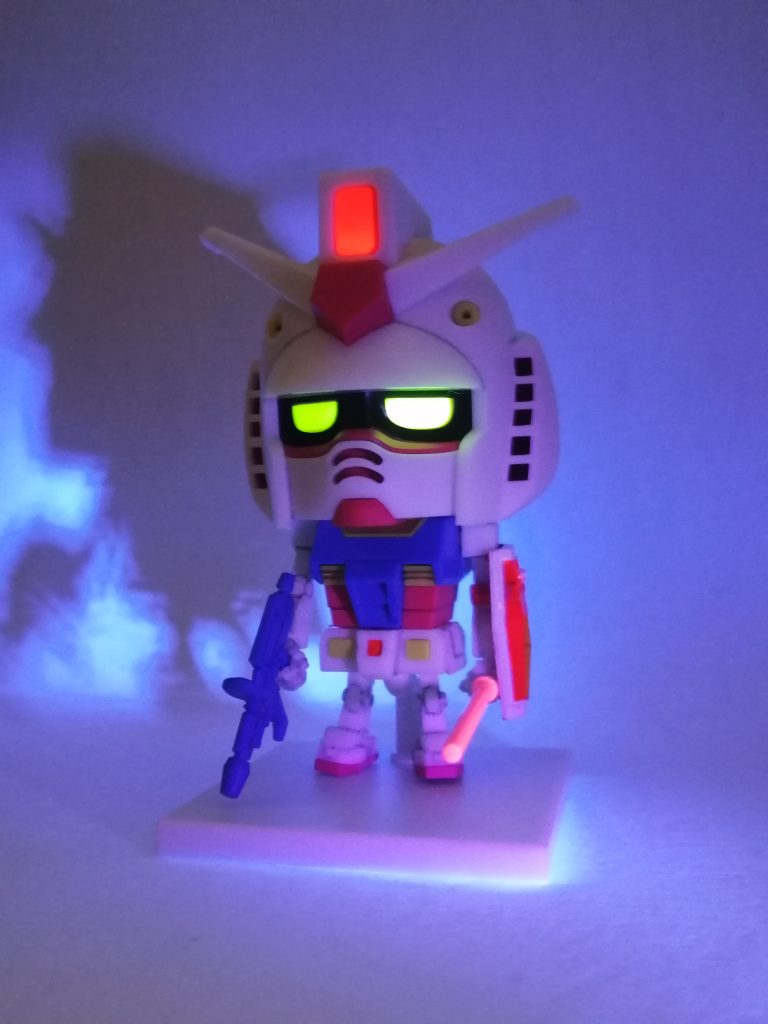 頭部カメラ・デュアルアイ・ビームサーベルを蛍光カラーで塗りました。UVライトで発光します。最後まで見ていただき、ありがとうございます😸