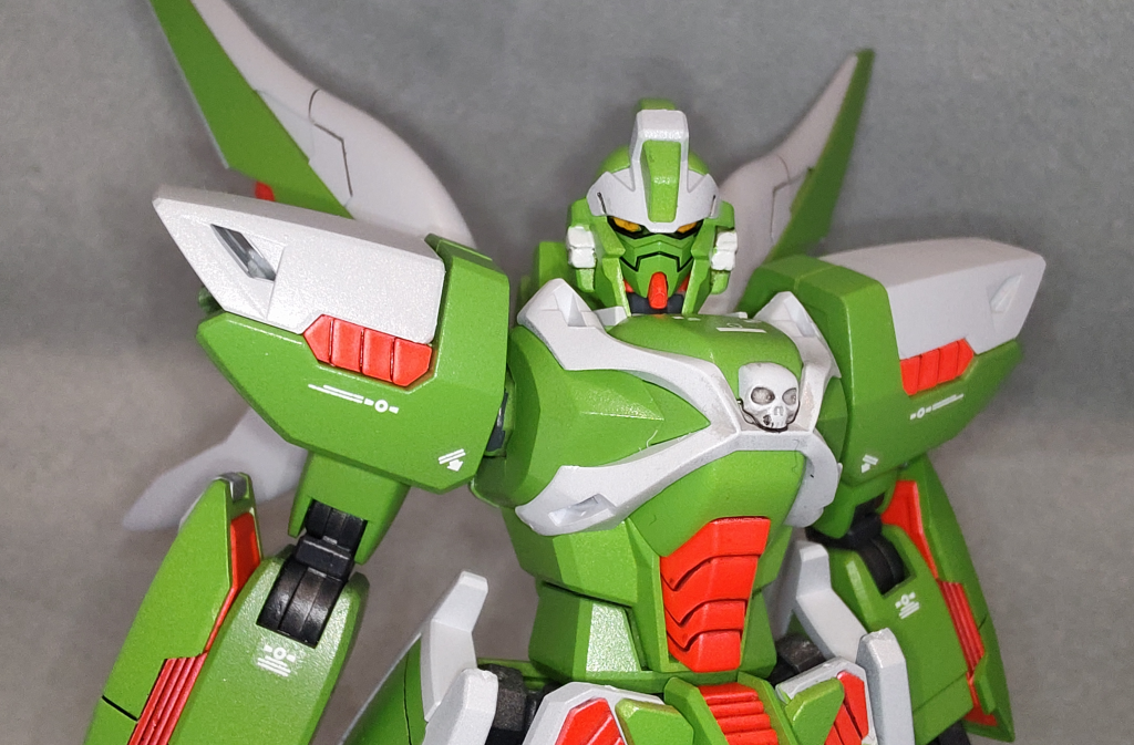 通常時のファントム。ぱっと見ガンイージっぽい気がします。サナリイ系のHGはとにかく小さい為、顔の塗装が一苦労です。