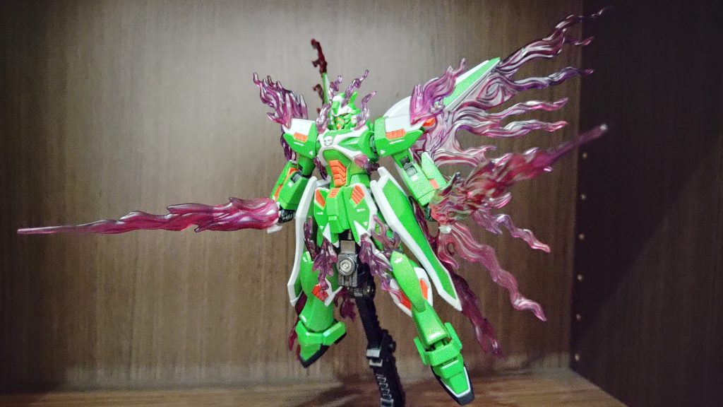 お待ちかねファントム・ライト展開バージョン。武装はフレイム・ソードの二刀。これらエフェクトパーツは、本来はピンクですが機体の緑に合わせるのに紫の方が合う気がし、クリアブルーで塗装しました。後継機であるゴーストだと紫なんですがねw