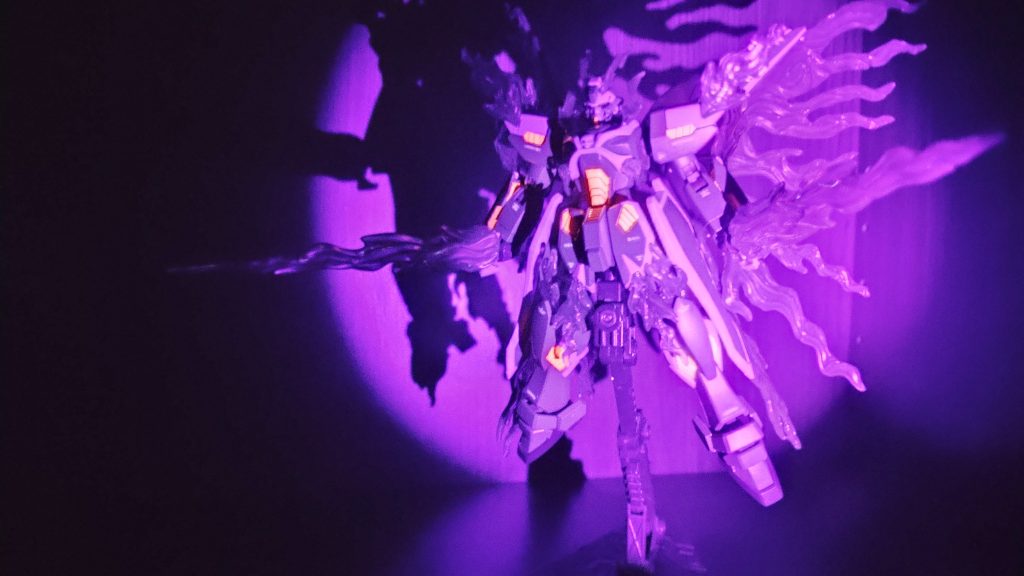 赤いダクト部分(?)は蛍光レッドで塗装しました。ブラックライトを当てると光ります!最近いろいろな作例でワンポイントのアクセントに蛍光カラーで光らせているのを拝見し、とてもお洒落に見えたので真似しました。蛍光クリアなるものもあるとのことなので、ファントム・ライトの方もいつかは光らせたいと思います!