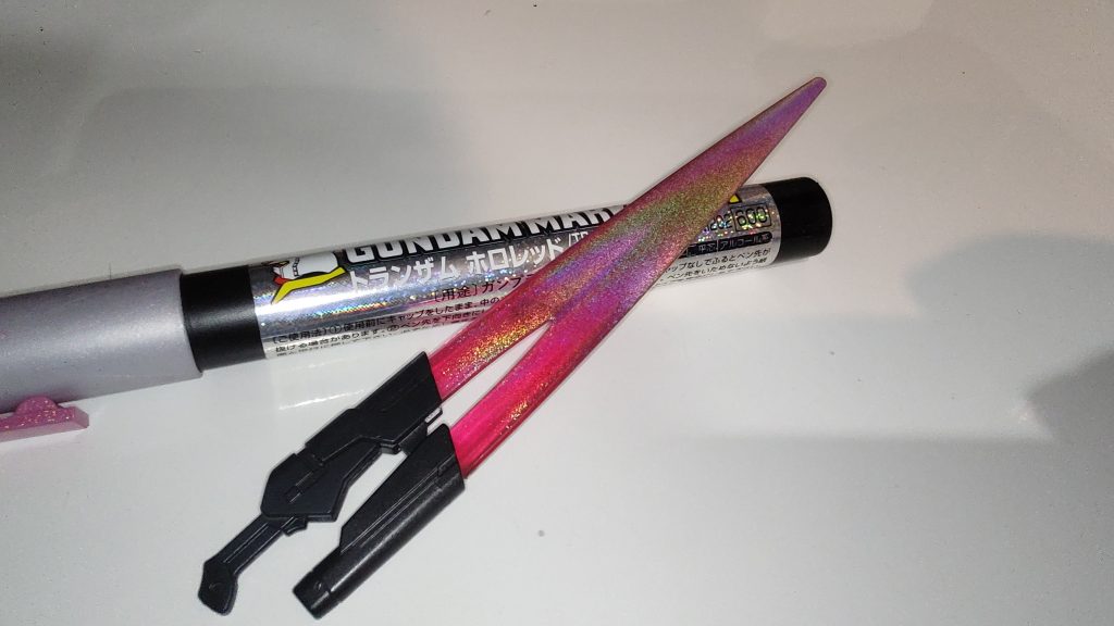 バタフライバスターのクリア刃にガンダムカラーのトランザムホロを塗っております。画像だと偏光効果がわかりにくいですが、実物は結構偏光してます。油性ペンがホロを生み出す時代が来るとは思いもよりませんでした。釣りの疑似餌なんかにも良さそうですね。※ラッカー系塗料に侵食するらしく上から塗るのはNGっぽいので注意です。