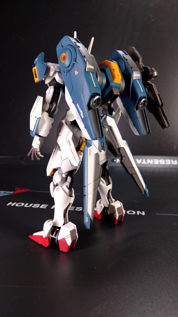 フライトユニットもエアリアルの本体のブルーと同様のカラーとしてホワイトのツートンカラーのオリジナル塗装にて後付け装備ではなく、一体感をイメージして作成しました。