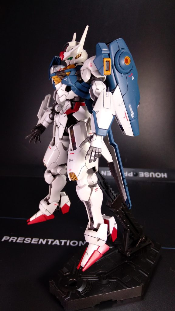 デカールは手持ちのガンダムデカールから適当に貼り付けています。VPS（フェイズシフト装甲）着いてます。