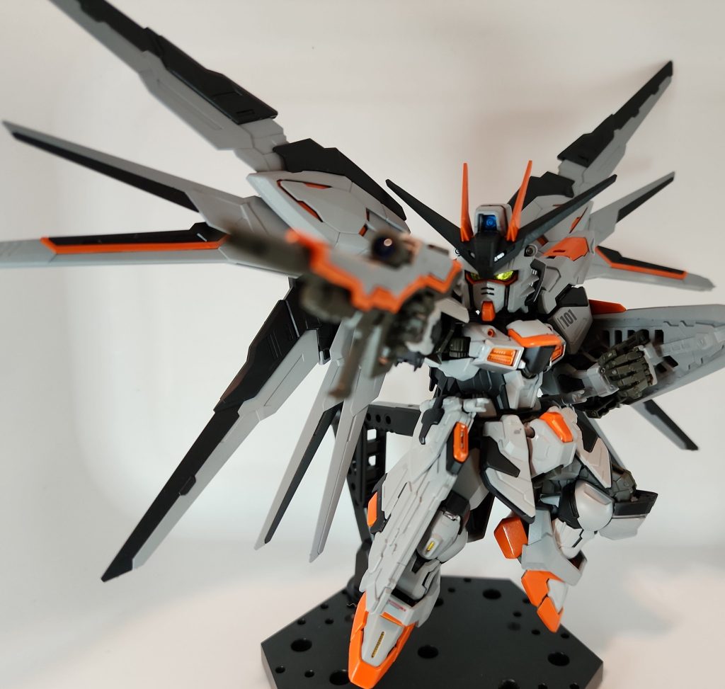 ビームライフルを構えてポージング。この構え方はBB戦士のフリーダムガンダムのパッケージアートのオマージュです。