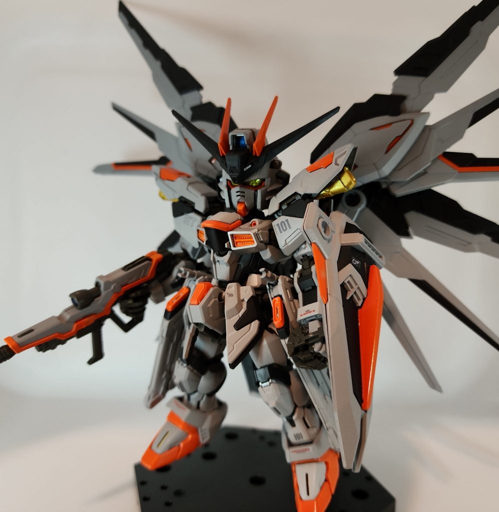 ウイングバインダーを展開。MGSDの特徴のリフレクションカットのパーツは、金を下地にしてオレンジを塗っています。リフレクションカットを殺しています。