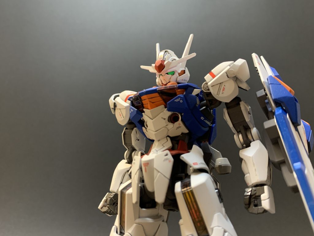 あおりでパシャリ。ここから見ると胸の下側のシェルユニットに発光帯が見えないのが悔やまれる…ッ!あの謎技術のホイルシールちぎって張ったらよかったかもー。