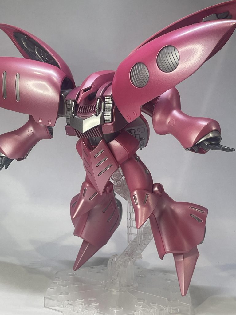 HGキュベレイをクエス専用機にすべく、ヤクトドーガのカラーリングを参考に全塗装、パール処理を施しました。