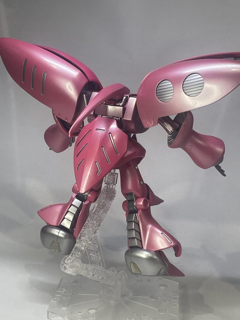 パール塗装は今回初。せっかくのキュベレイ、綺麗な曲線美を活かしたいとメタリックともキャンディとも違う透明感ある輝きを目指したく考えた結果がパール塗装でした。