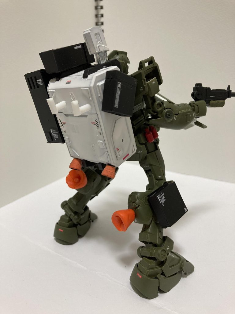 背中はこだわりました。L字型のフックはマシンガンラックです脚はGMGMの脚にザクⅡ改の脚をくっつけてます