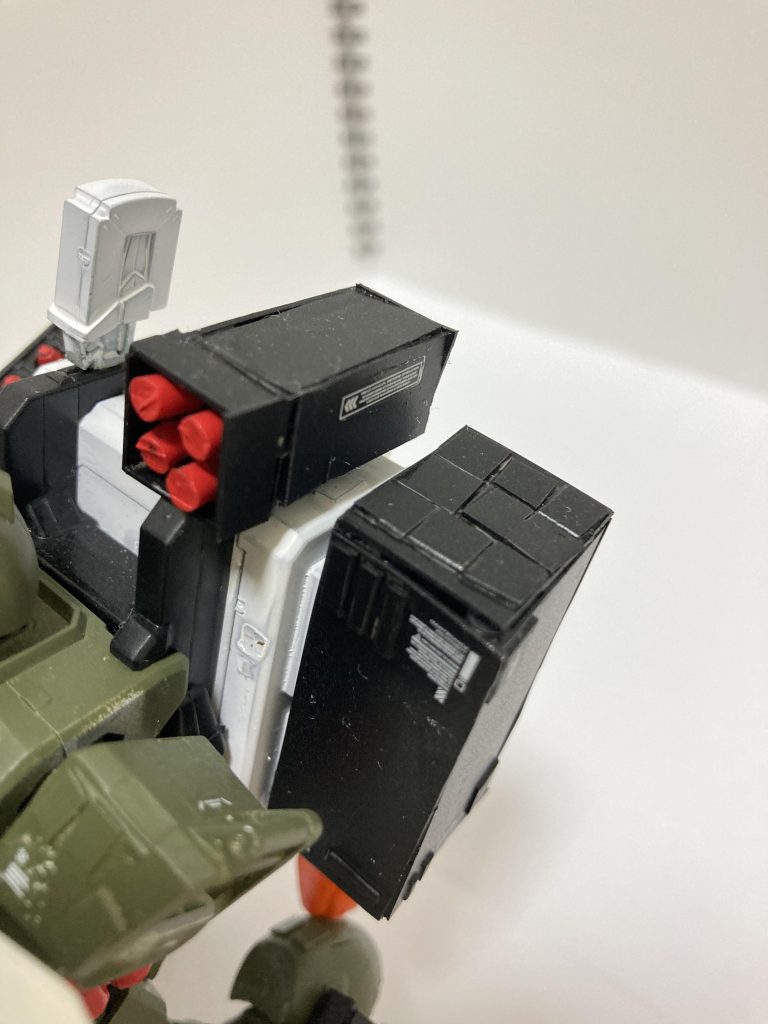 四連装ミサイルポッドと九連装ミサイルランチャーです。ランチャーの方は直上打ち上げタイプです。