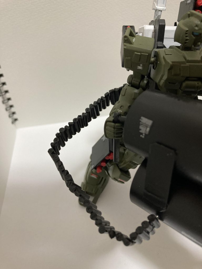 ガトリング弾帯はプラ棒に穴開けてはんだ線に通して穴開けてを繰り返しました。ほんときつかった