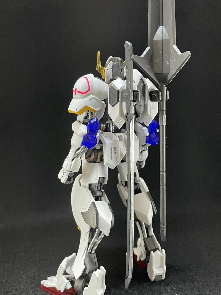 背面。外装パーツの隙間から見えるガンダムフレームがお気に入りポイントです。エイハブリアクターまわりも塗ったのですが外装があると全然見えませんね。
