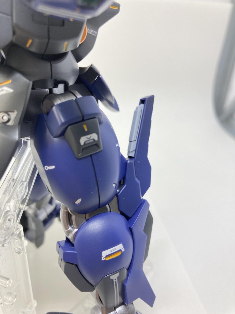 イーシュヴァラB型のビームサーベルは前腕を組み替えないと使えないのはどうなの？と思ったので、丁度いい肉抜きがあるニークラッシャーにビームサーベルのグリップをネオジム保持でマウントしました。 