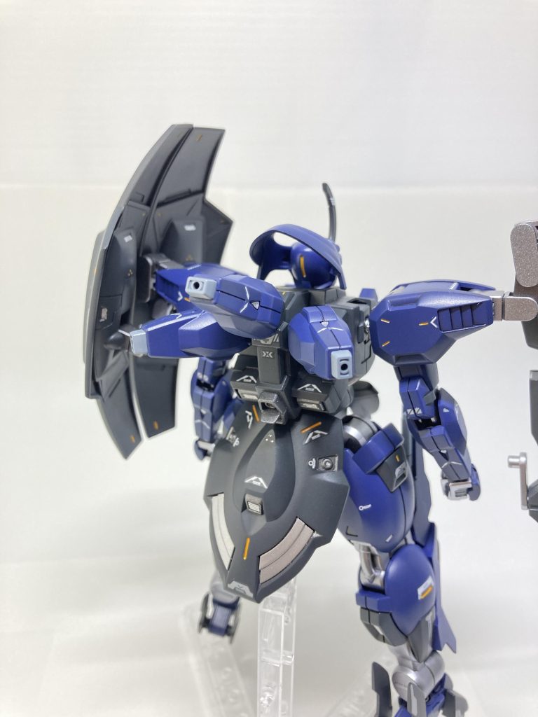 推進力を増したいと思ったので、デザインを崩さないように、バックバックの中央にジャンクパーツでスラスターを追加しました。