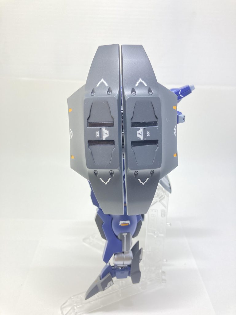 アンビカーは左肩にまとめてマウントし、そのままでもシールドとして使い易いようにしました。シェルユニットの透明プラ板で作ったカバーの色が濃過ぎた事、マウントフレームが少し歪んで隙間が開いてしまったのが心残りです…。