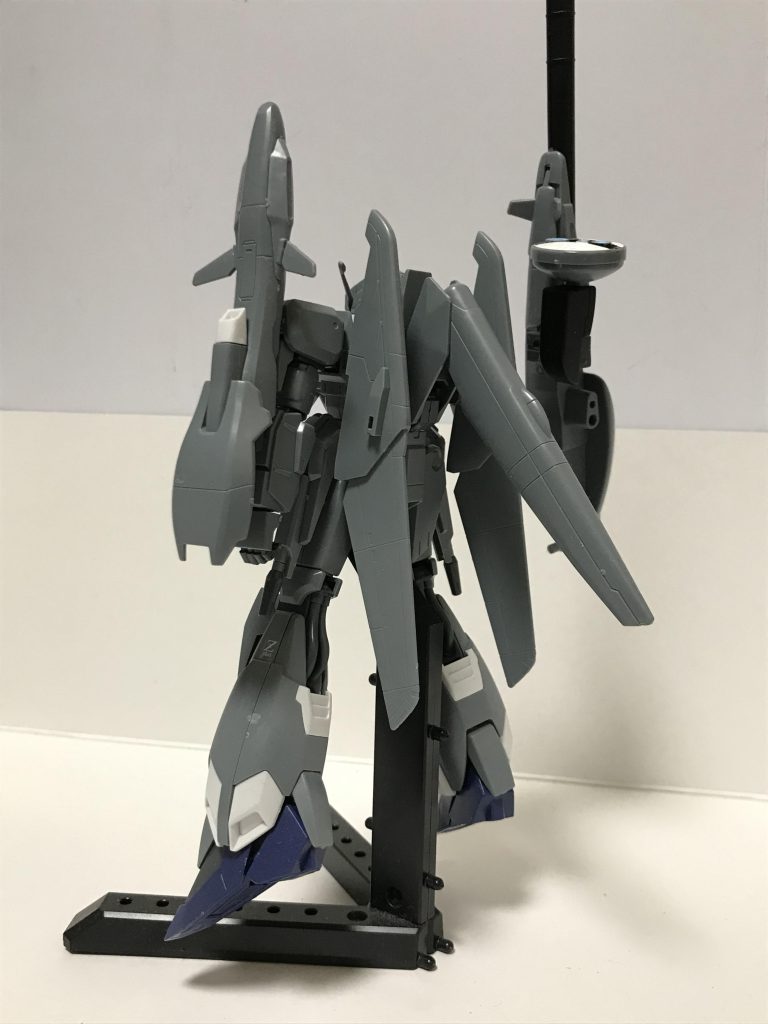 背面はものっそい素組み。このグレーだと墨入れを迷うんですよね。