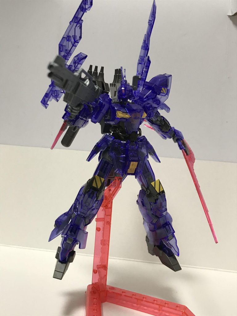 ビームショットライフルとアックスソードのシンプルな武装。そういえばサザビーっぽいけどシールドないんですよな。