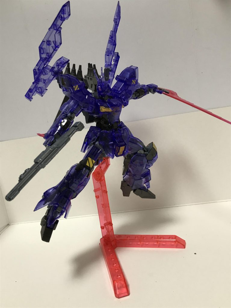 背中のファンネルがとがっててサザビーとの差別化を感じます。組んだ感じとしてはとにかく足がめっちゃかっこよかったです(///▽///)