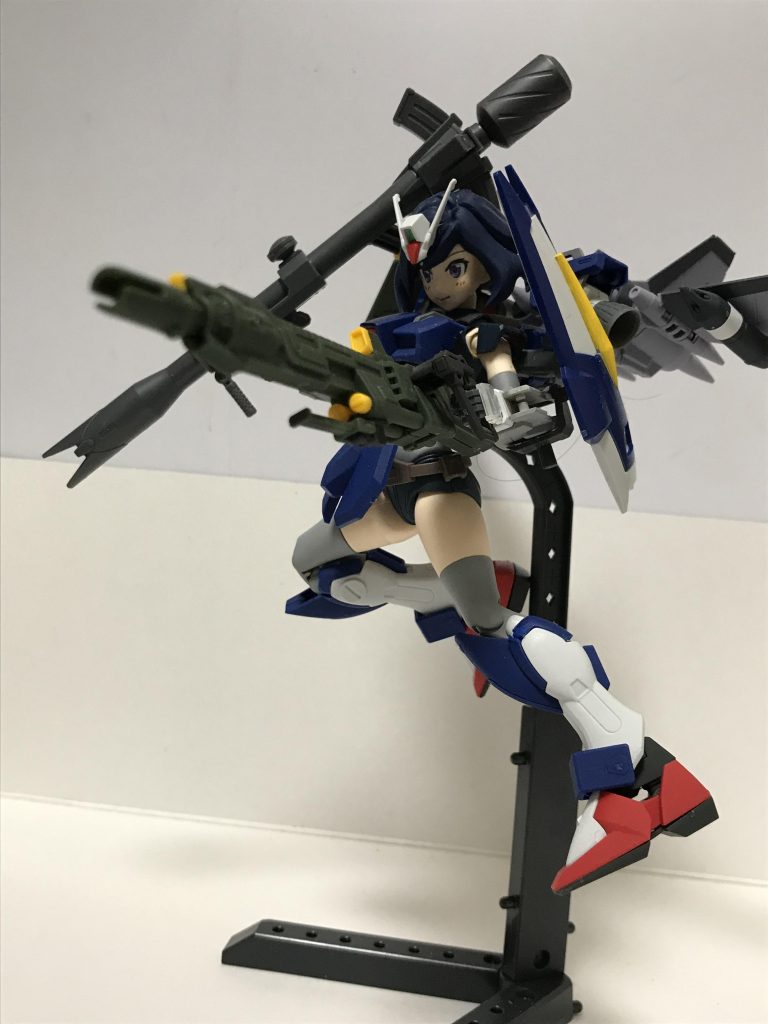 アグニはアームがないので手持ちですが、ギリギリ保持できてます。高速移動しながらぶっ放すとかかっこよさそう。