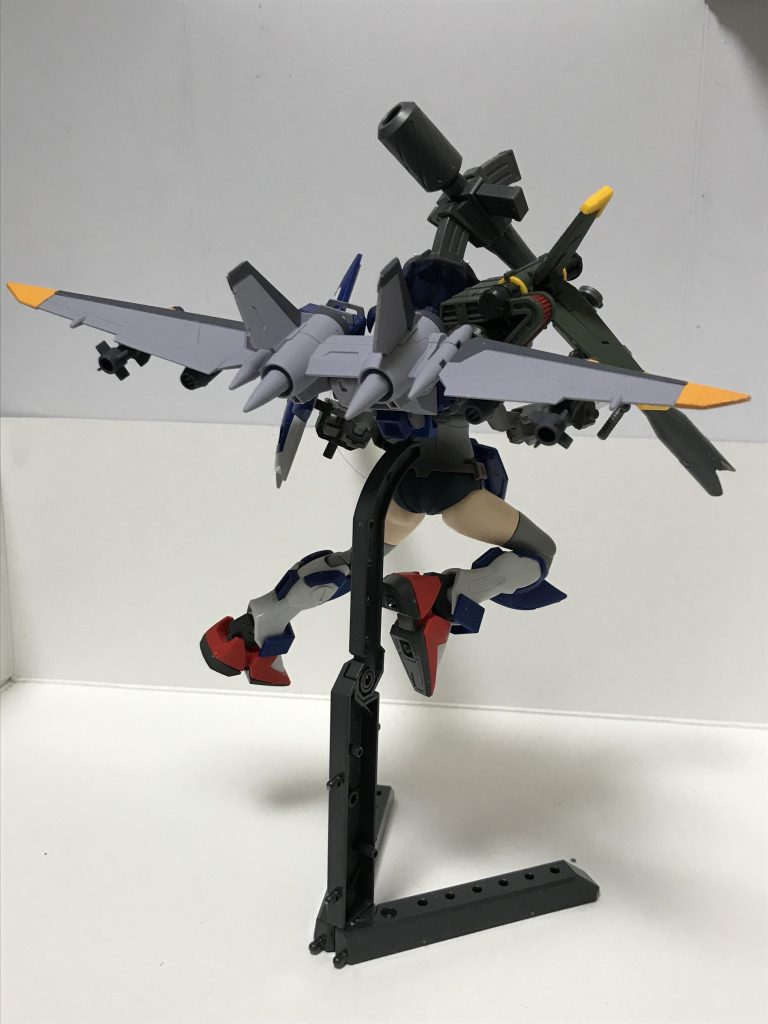 ジェットかっこいいですよね。アヤメさんの髪型の都合で肩アーマーが難しいので、肩アーマーをバックパックに逃がしてガンランチャーを接続しています。