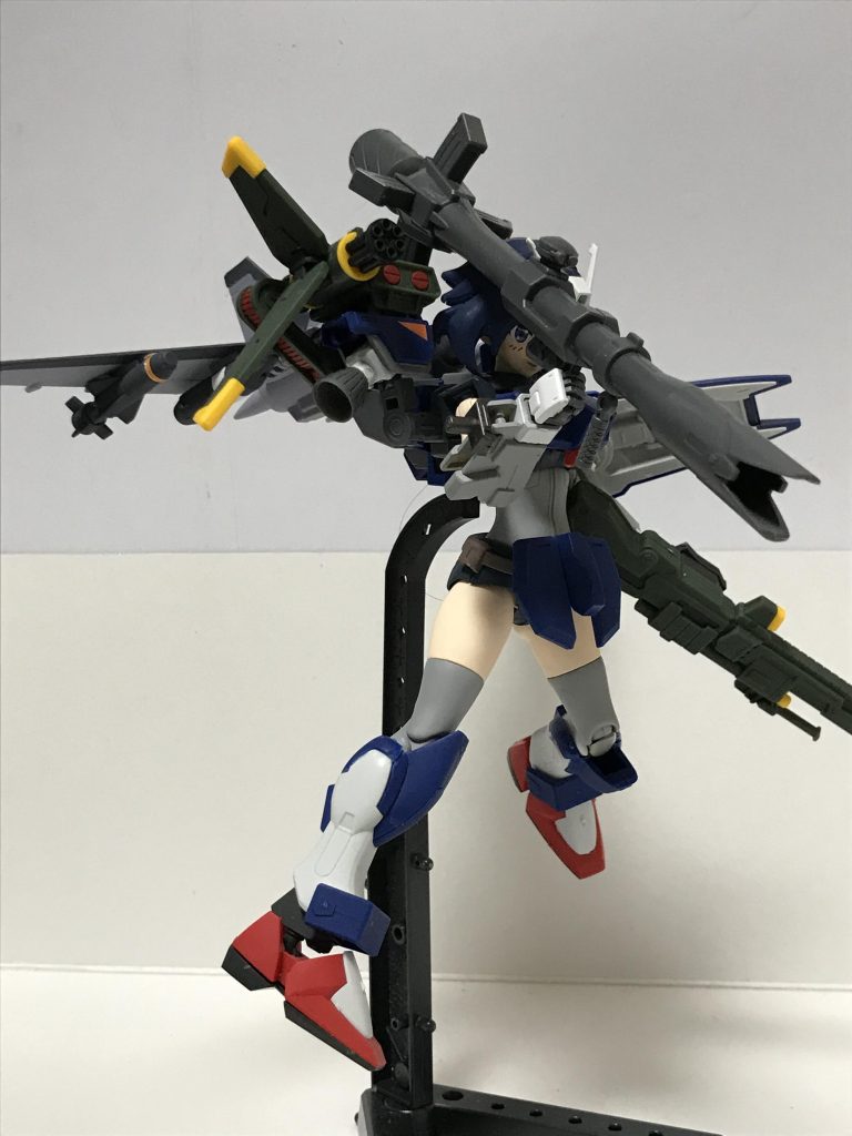 本来腕のついてる部分にバーニアを接続し、ブースターポッド兼ウェポンラックとしてます。