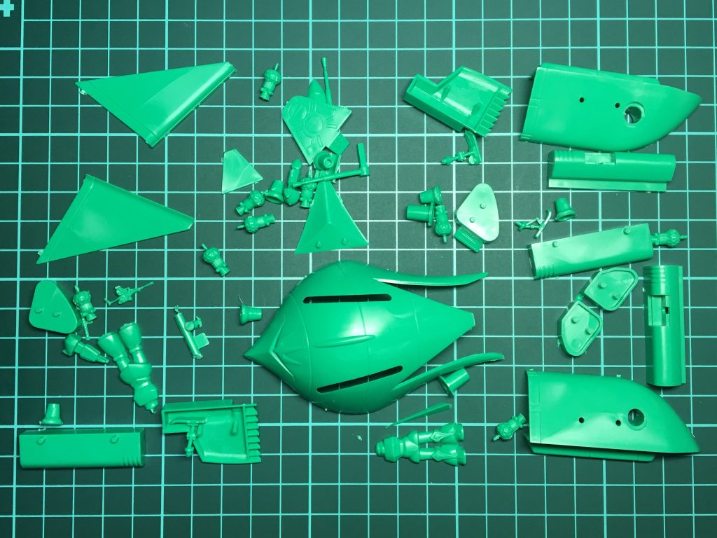 ランナー2枚です。始めにパーツを全て切り離しゲート処理を行います。スミ入れ工程