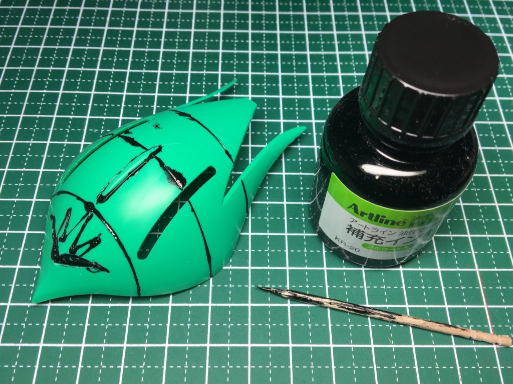 私の製作工程は塗装前にスミ入れを行っています。スジ彫り後、上図の油性マーカー補充インキを爪楊枝の先端を削って筆代わりにしてスミ入れを行っています。スミ入れ後、デザインナイフでパーツにカンナ掛けを行いスミ入れラインを整えています。塗装工程