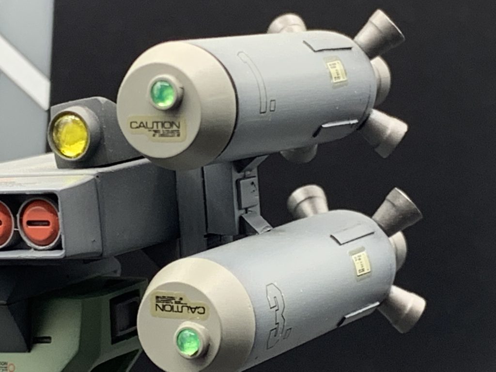 肩の大型ミサイルはパイプ状のパーツと各種バーニアで製作