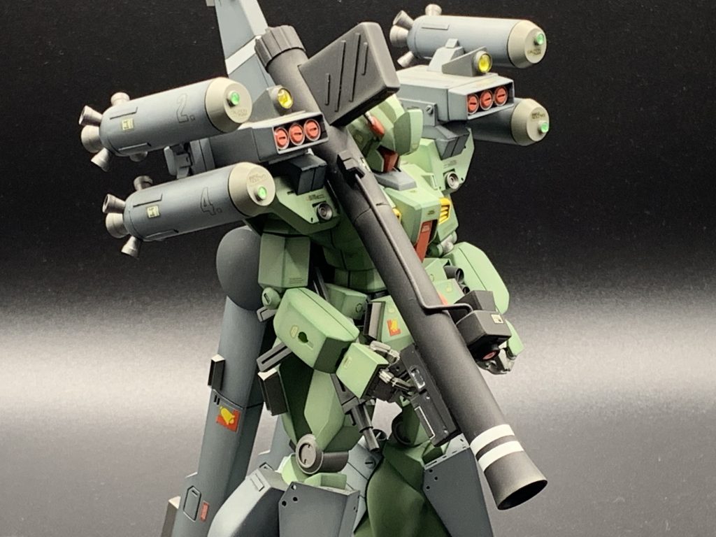 バズーカはプラパイプ等で製作。キチンと担げるように調整してます。