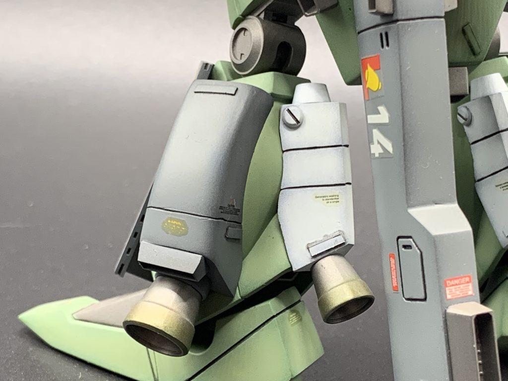 脚部の増加ユニットはエポキシパテで削り出して作りました。