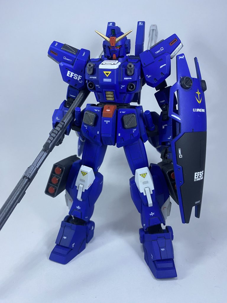 ブルーディスティニー本来の持ち味である機動性を重視した設計となっている。しかし、失われたEXAMシステムの再現には至っていない為、高性能な機体ではあるが、システム搭載型のブルーの系譜には到達出来ていないとの判断から ○号機のナンバリングはされていない。